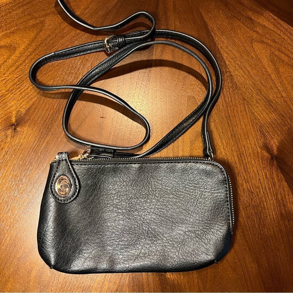 Black Crossbody bag ▪️ adjustable strap ▪️ great pre-love condition